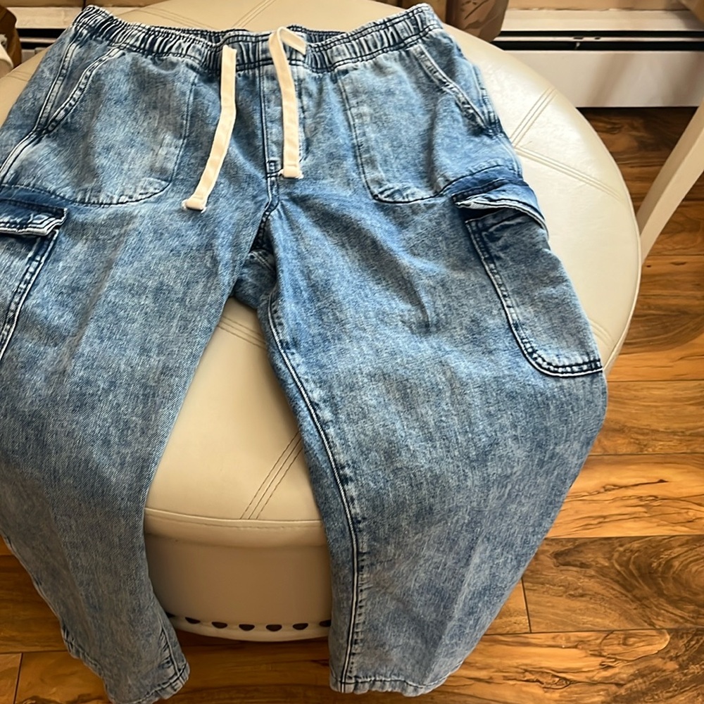 Cute and trendy GAP cargo jeans sz large NEW